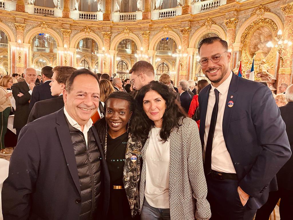 Beaucoup d’émotion lors de la fête nationale de la République d’#Arménie organisée par l’@armembfrance à @Paris Avec @Anne_Hidalgo tout le conseil de #Paris est aux aux côtés du peuple arménien qui est, une nouvelle fois, lâchement attaqué et menacé. 🇦🇲