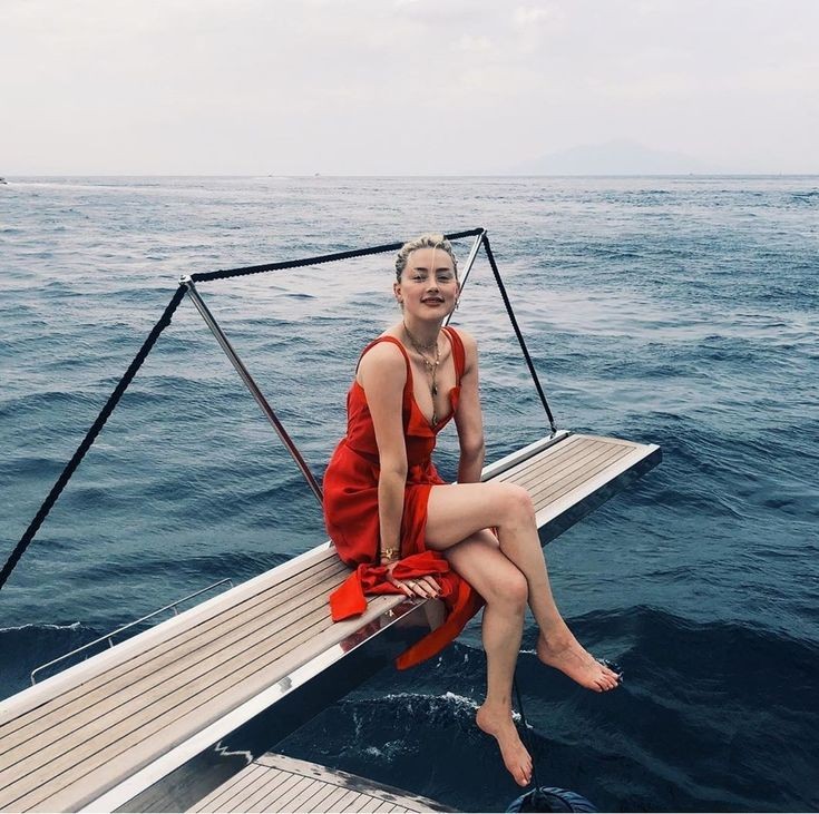 guher76's tweet photo. US social media, film industry etc. She never deserves Amber Heard!
#AmberHeardIsASurvivor
#AmberIsAHero
#AmberIsARoleModel https://t.co/SFymVy3rIQ