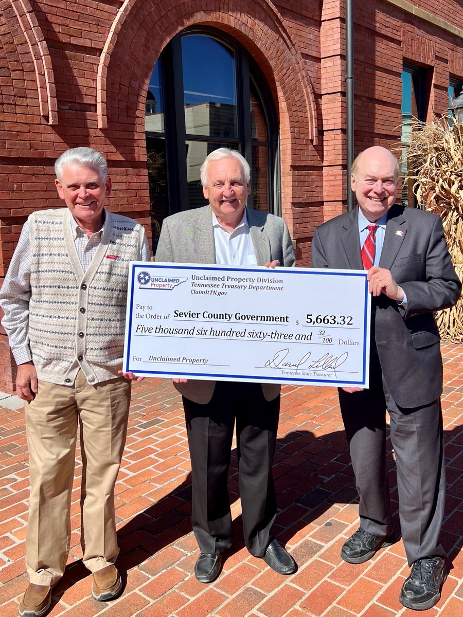 TNTreasuryDept's tweet photo. Treasurer Lillard was joined by Representative Dale Carr to return $5663 to Sevier County Mayor Larry Waters. (And Dolly approves! 😉) @DaleCarrTN @SevierCounty https://t.co/Rl9tvphRpO