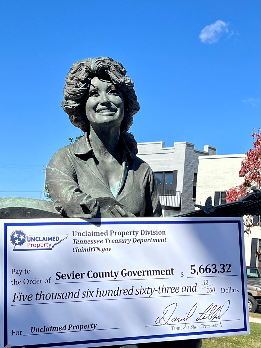 TNTreasuryDept's tweet photo. Treasurer Lillard was joined by Representative Dale Carr to return $5663 to Sevier County Mayor Larry Waters. (And Dolly approves! 😉) @DaleCarrTN @SevierCounty https://t.co/Rl9tvphRpO
