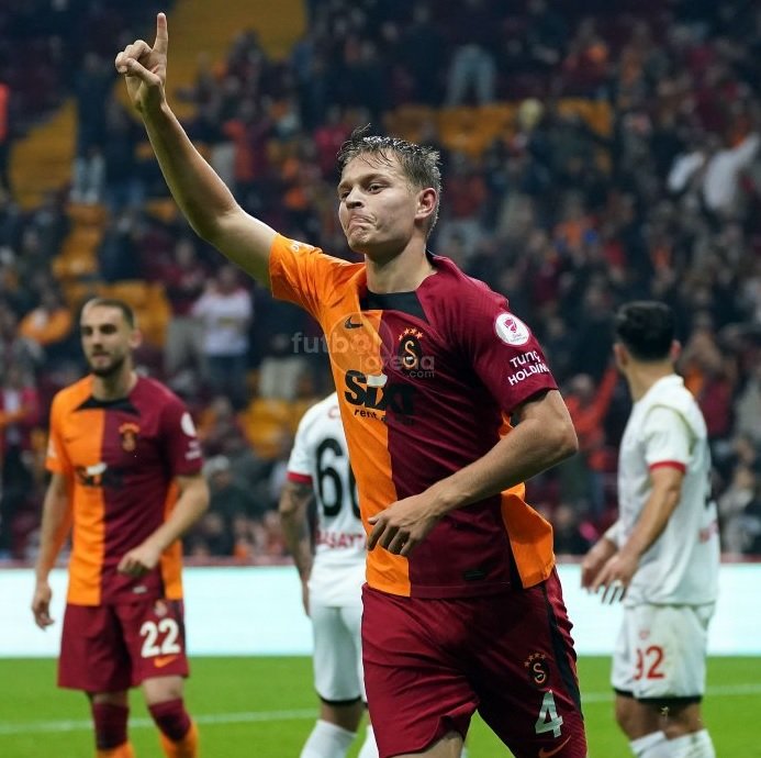 _vlknylmz's tweet photo. İlk maç, ilk gol. #MathiasRoss 💛❤️ https://t.co/wil5BEokiF