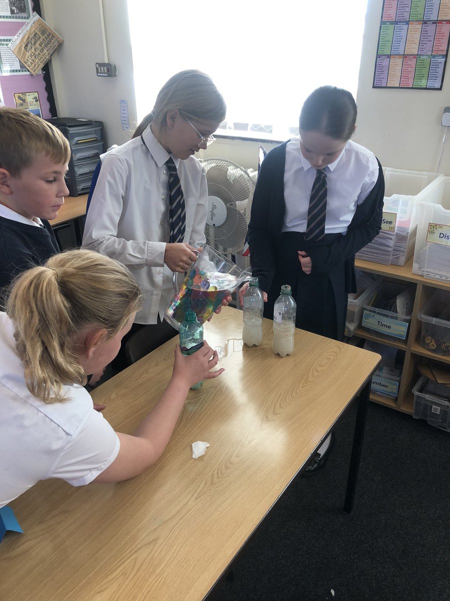 5TB_MrsBurns's tweet photo. 6RB had a great afternoon yesterday conducting an experiment to see if yeast is a microbe. We made sure it was a fair test, meticulously organising our equipment, with excellent results. Well done young scientists ๐๐ #MakeADifference #olol_HT #olol_science https://t.co/JU6tZOiD5W