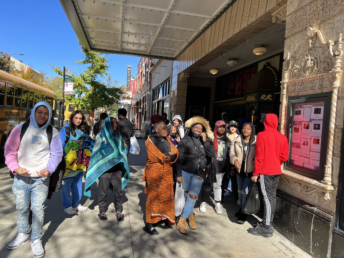 BoganBengal79's tweet image. What a great day for a field trip to Music Box theater on Chicago’s Northside with our Embarc Juniors to watch Coco. We had a blast! #Embarc #BoganBengal #MusicBoxTheater