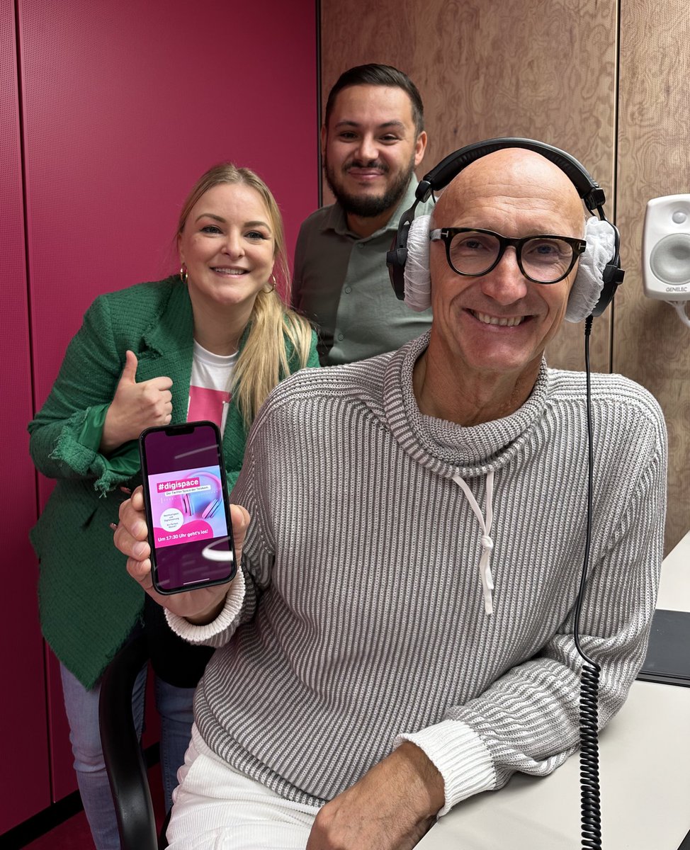 coffeeandsteph's tweet photo. Manchmal jagt ein Ereignis das nächste und man vergisst fast, auch mal innezuhalten. Ich bin echt richtig stolz auf mein Team und darauf, wie wir heute gemeinsam unseren #digispace mit unserem CEO Tim Höttges gestemmt haben! Cool, dass wir immer wieder Neues ausprobieren! https://t.co/yNgToHtK1G