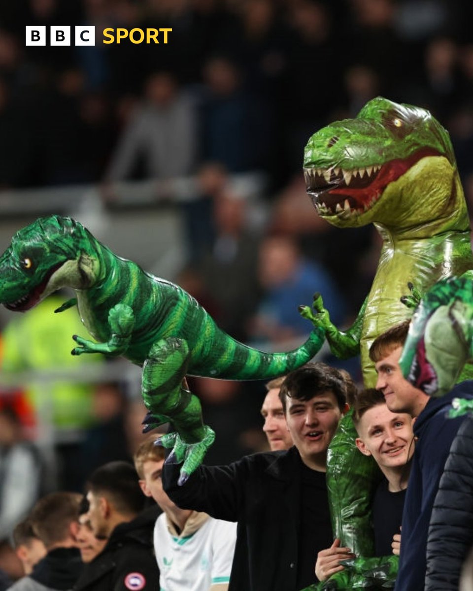 BBCMOTD's tweet image. Newcastle fans have brought inflatable T-Rexes.

They're waving them at former Sunderland keeper Jordan Pickford.

#BBCFootball #NEWEVE