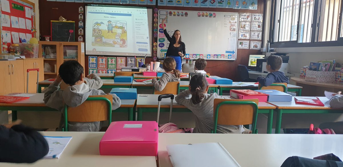 ceparacena's tweet photo. Un completo 3 día: mañana de observación aulas y actividad de todo el colegio del día de las lenguas. Tarde de reunión y cóctel con los padres. #Mierasmusplus #ErasmusPlus @sepiegob  @ceparacena @CPRAderan2 @CprTresfuentes @ADERAN_3 https://t.co/w051Zw7pG4