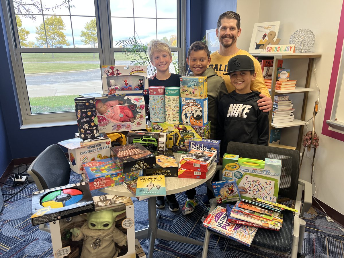 MrShermansLAB's tweet photo. Was surprised today by these awesome Harvest Hornets! They donated the toys from their birthday parties to Charlies Angels! These will be delivered to Mott Children's Hospital in Memory of Charlie. Way to go guys! #harvestlearn #sascompass @Emily_Sickler @JacqueFatt https://t.co/TqOnuEWHaz