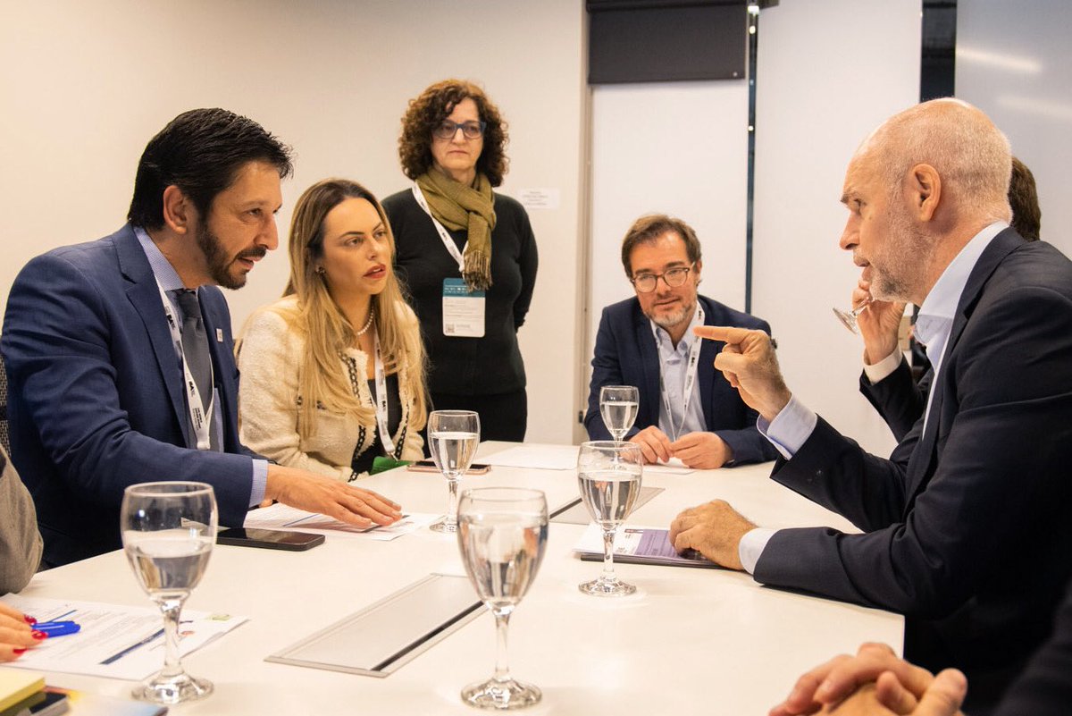 La reunión con @ricardo_nunessp, alcalde de Sao Paulo, fue una gran oportunidad para conversar acerca de nuestras relaciones comerciales y estratégicas. La unión de nuestros países y la mutua cooperación no puede depender de la afinidad ideológica de los presidentes de turno.