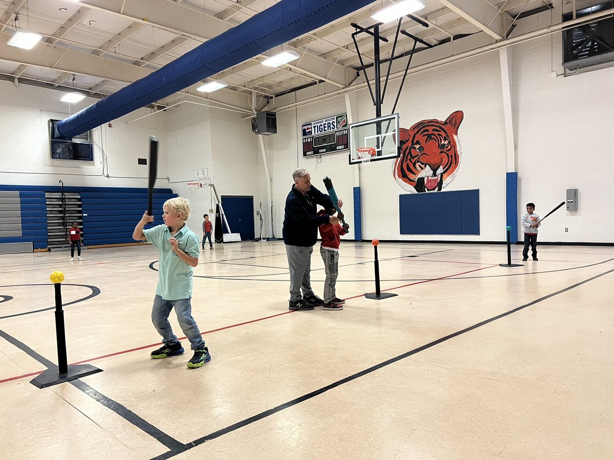 LMESTigerNation's tweet photo. Second grade is working on batting appropriately and fielding the ball! #squashthebug @Supt_Hamlett @FCPSchoolsTN https://t.co/CcJqwZyPU7