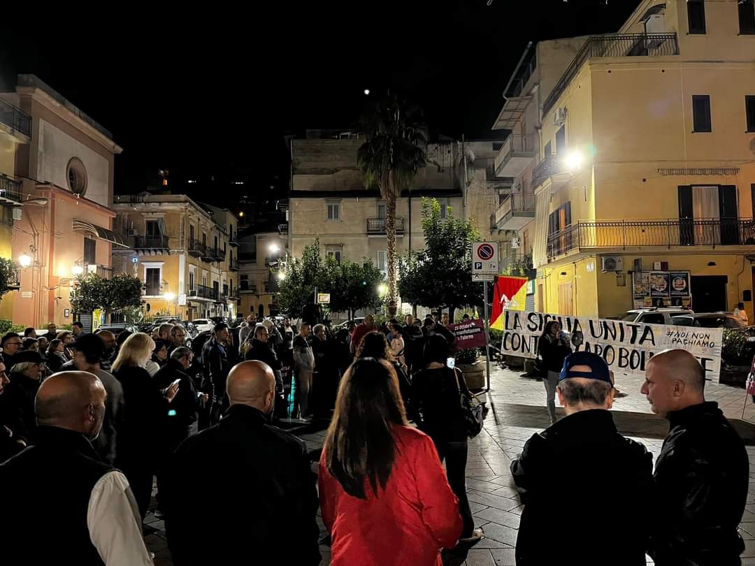 ANTUDOinfo's tweet photo. ‼️🔥 LA #SICILIA UNITA CONTRO IL #CAROBOLLETTE e #caroenergia

Adesso in piazza ad #Altofonte commercianti, gestori di piccole attività e semplici cittadini stanno manifestando contro il carobollette.

Non possiamo più subire i danni di questa #speculazione.

#antudo #Sicily https://t.co/77OnPW3anG