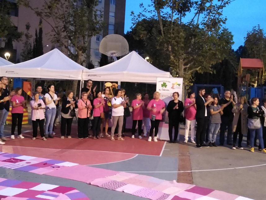 StVicencECPodem's tweet photo. 🎀♀️Molt emotiva lectura del manifest i col·locació del cada any més gran llaç rosa pel #DiaMundialDelCancerDeMama en homenatge a totes les dones q han patit la malatia Gràcies AVV El Trèvol i Guanyem al càncer per continuar amb la vostra inestimable tasca💜#ElRosaEsMásQueUnColor https://t.co/vUehwJQfER