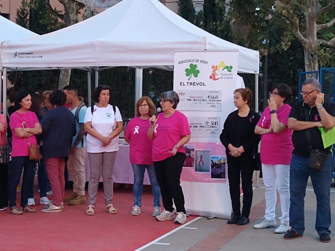 🎀♀️Molt emotiva lectura del manifest i col·locació del cada any més gran llaç rosa pel #DiaMundialDelCancerDeMama en homenatge a totes les dones q han patit la malatia Gràcies AVV El Trèvol i Guanyem al càncer per continuar amb la vostra inestimable tasca💜#ElRosaEsMásQueUnColor