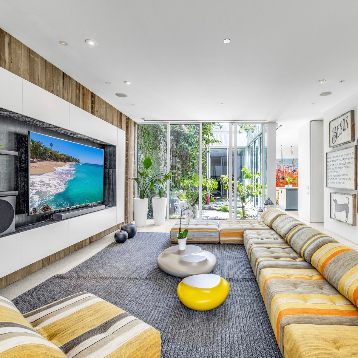 jerijenkins's tweet photo. Sleek secluded oasis in the very heart of South Beach 😍. 

- 2 Beds
- 2 1/2 Baths
- L/A: 1,633 SF
- 2 Parking Spaces
- Private elevator access to the unit

Offered at: $2,495,000

Contact Jeri Jenkins &amp; Brian Alexander for more information 😍

📲 (305) 534-4949 https://t.co/mPHoPvPVgs