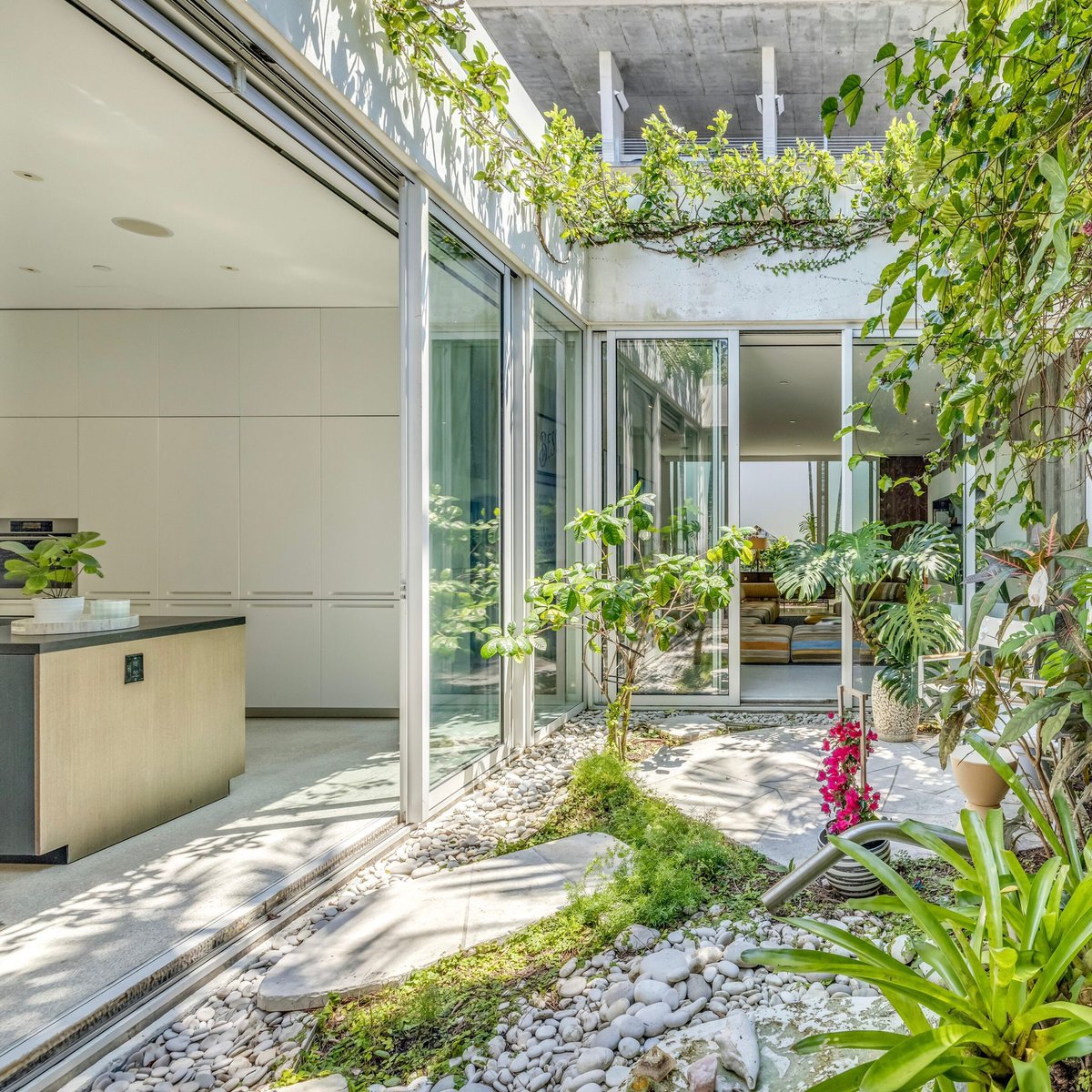 jerijenkins's tweet photo. Sleek secluded oasis in the very heart of South Beach 😍. 

- 2 Beds
- 2 1/2 Baths
- L/A: 1,633 SF
- 2 Parking Spaces
- Private elevator access to the unit

Offered at: $2,495,000

Contact Jeri Jenkins &amp; Brian Alexander for more information 😍

📲 (305) 534-4949 https://t.co/mPHoPvPVgs