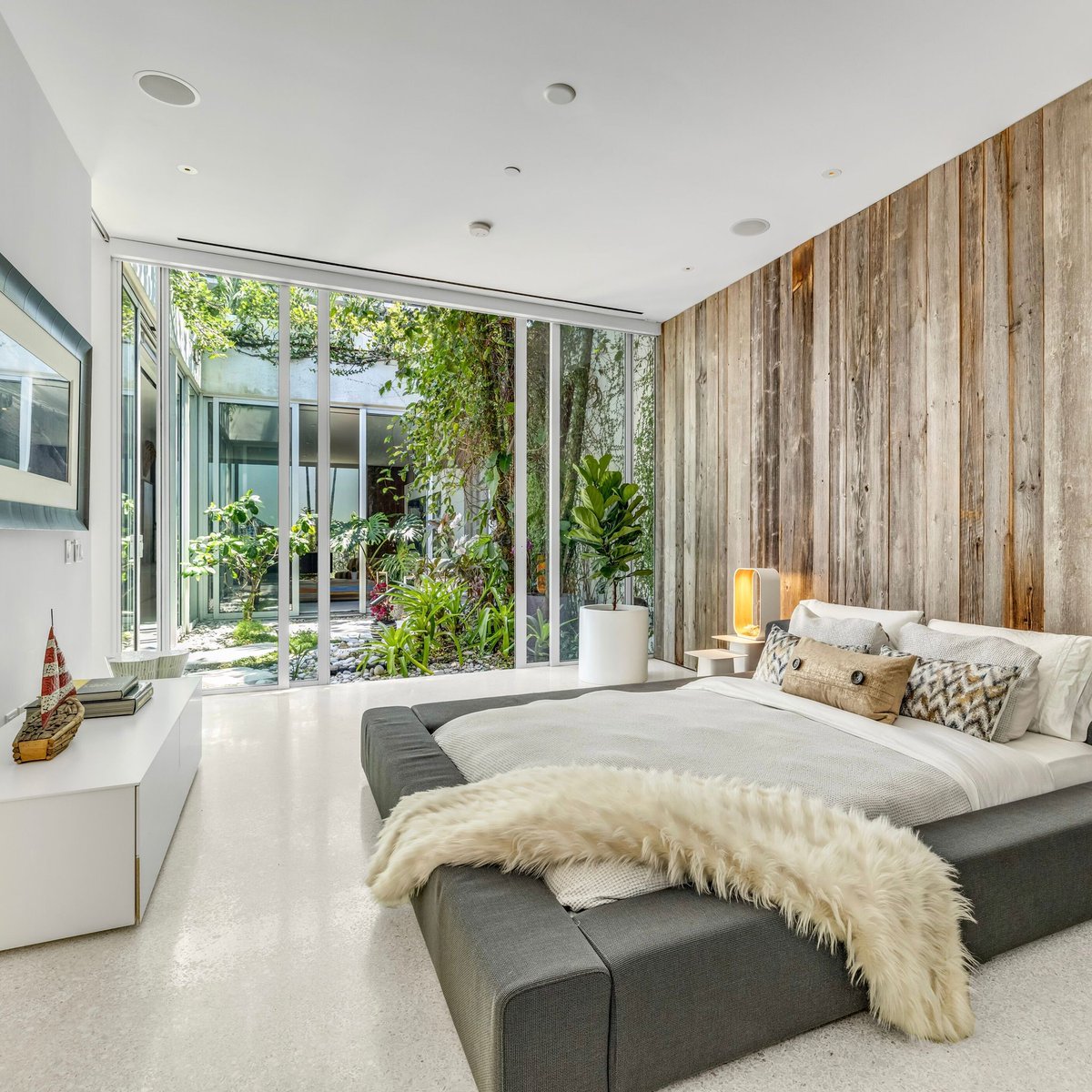 Sleek secluded oasis in the very heart of South Beach 😍. 

- 2 Beds
- 2 1/2 Baths
- L/A: 1,633 SF
- 2 Parking Spaces
- Private elevator access to the unit

Offered at: $2,495,000

Contact Jeri Jenkins &amp; Brian Alexander for more information 😍

📲 (305) 534-4949