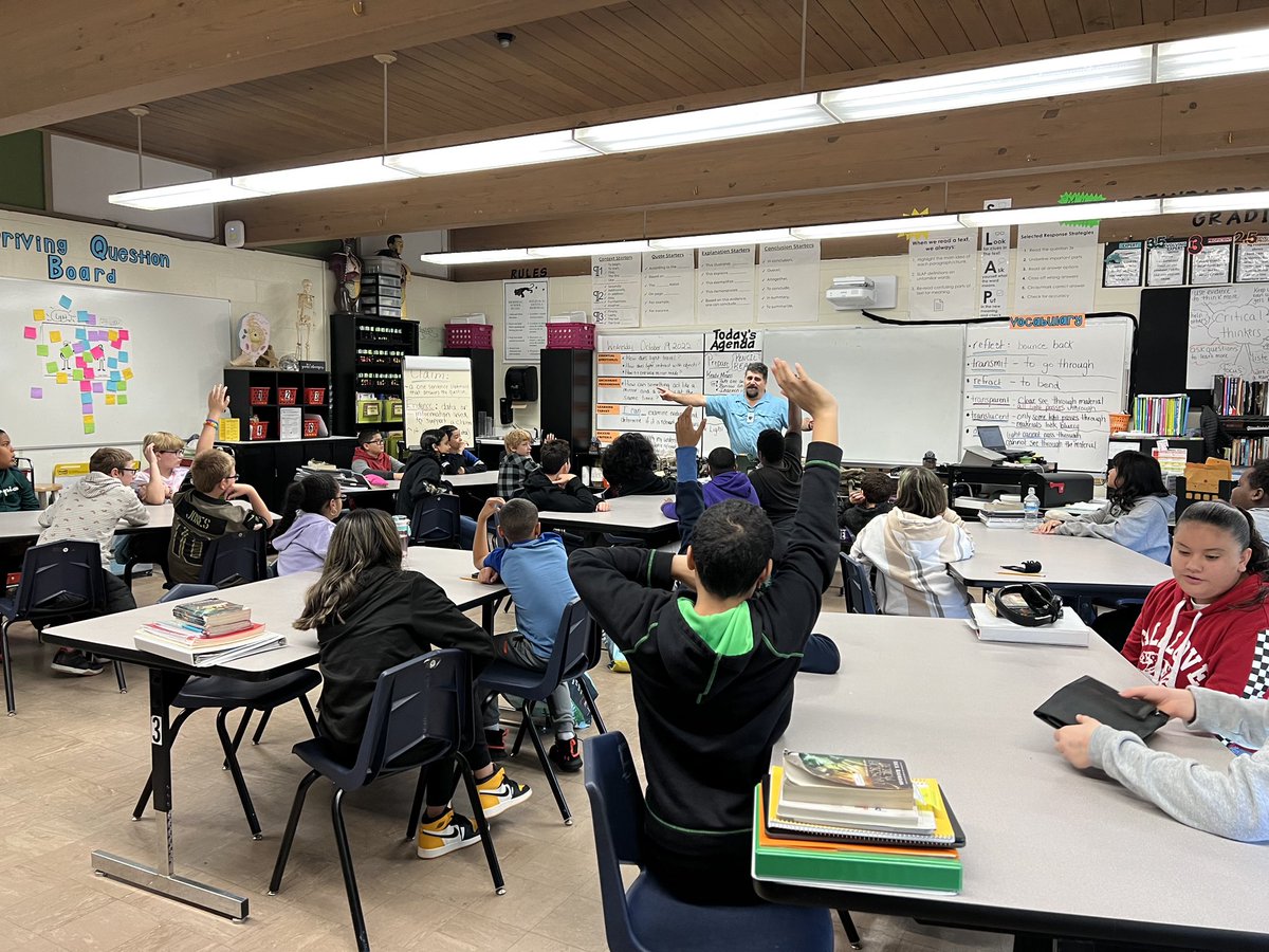 DEVCOM_SC's tweet photo. It wouldn’t be #MassSTEMWeek without us bringing the #ScienceBehindTheSoldier to Memorial Middle School! #SoldierCenterSTEM @cmsn_ma https://t.co/a4U0CNUaG8