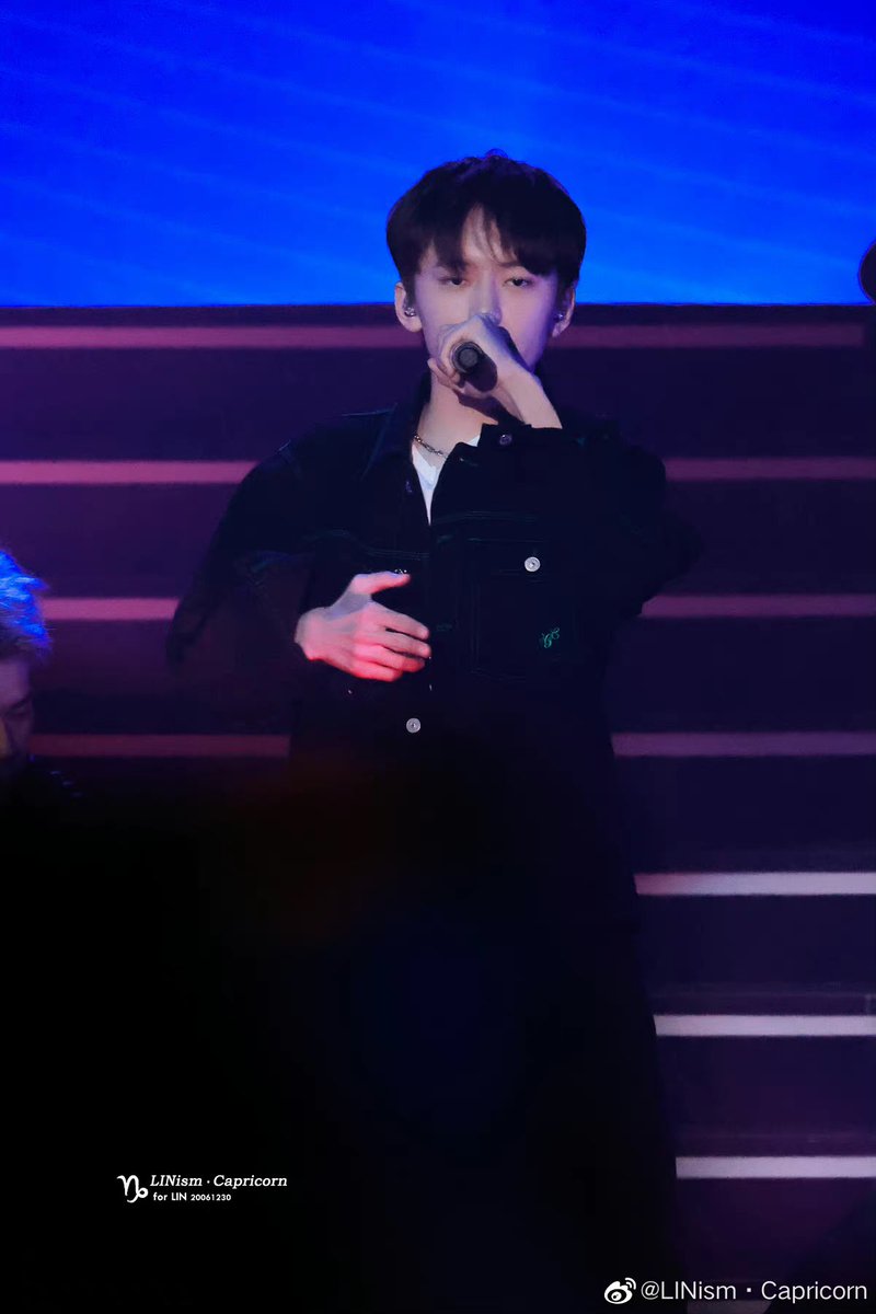 xingsbeiker's tweet photo. yixing’s trainee already has a fansite.. https://t.co/kaIsiA35OR