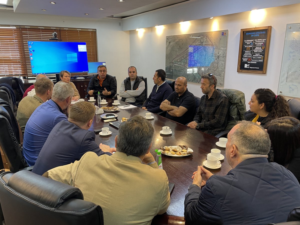 Zofri_SA's tweet photo. Un positivo encuentro tuvo hoy la delegación de República Checa y ejecutivos de @Zofri_SA, junto a usuarios textiles de la Zona Franca. La comitiva recorrió sus instalaciones para conocer con mayor profundidad la operación y particularidades de este rubro en el sistema franco. https://t.co/71qvXRBLQx