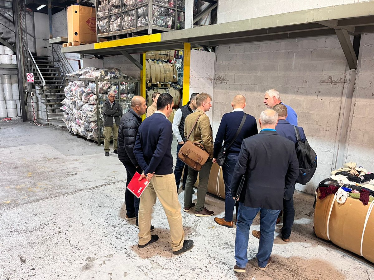 Zofri_SA's tweet photo. Un positivo encuentro tuvo hoy la delegación de República Checa y ejecutivos de @Zofri_SA, junto a usuarios textiles de la Zona Franca. La comitiva recorrió sus instalaciones para conocer con mayor profundidad la operación y particularidades de este rubro en el sistema franco. https://t.co/71qvXRBLQx