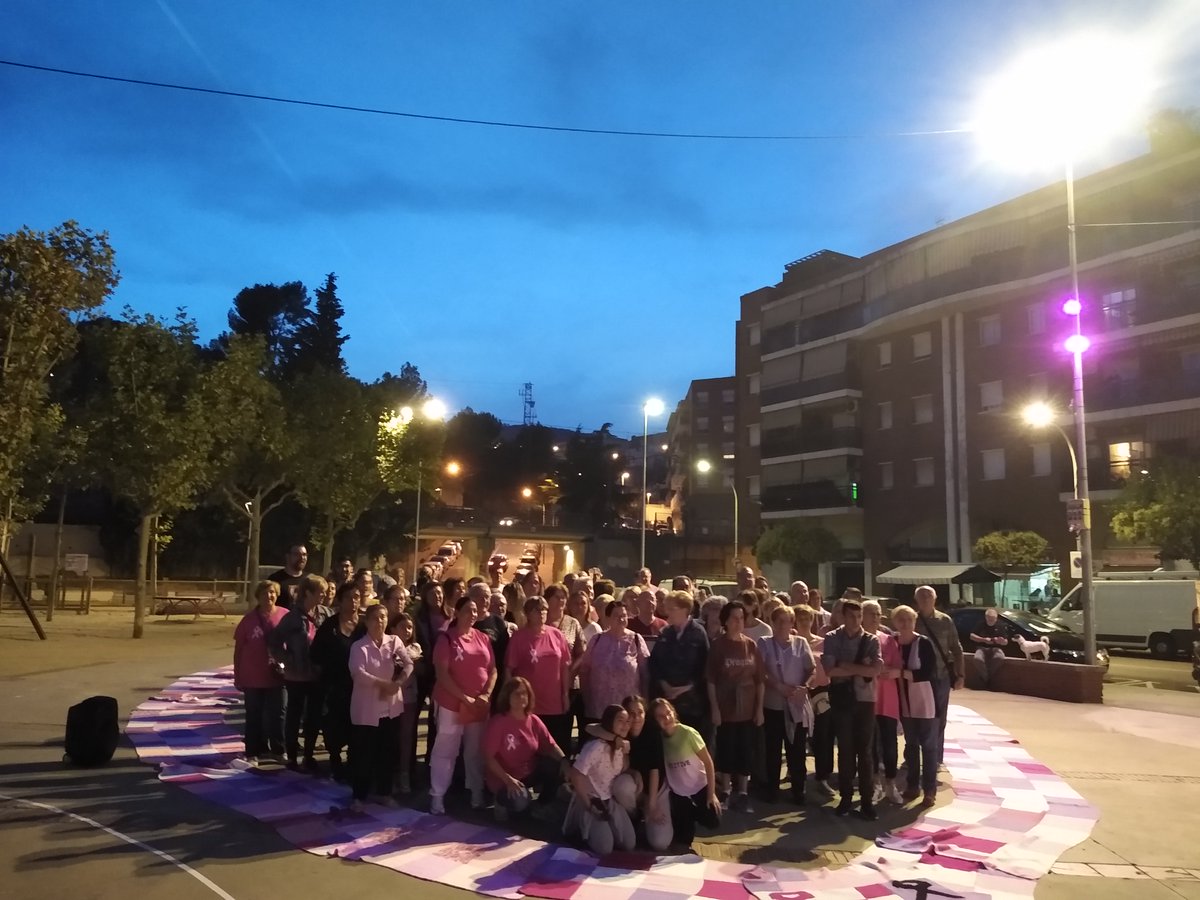 StVicencECPodem's tweet photo. 🎀♀️Molt emotiva lectura del manifest i col·locació del cada any més gran llaç rosa pel #DiaMundialDelCancerDeMama en homenatge a totes les dones q han patit la malatia Gràcies AVV El Trèvol i Guanyem al càncer per continuar amb la vostra inestimable tasca💜#ElRosaEsMásQueUnColor https://t.co/vUehwJQfER