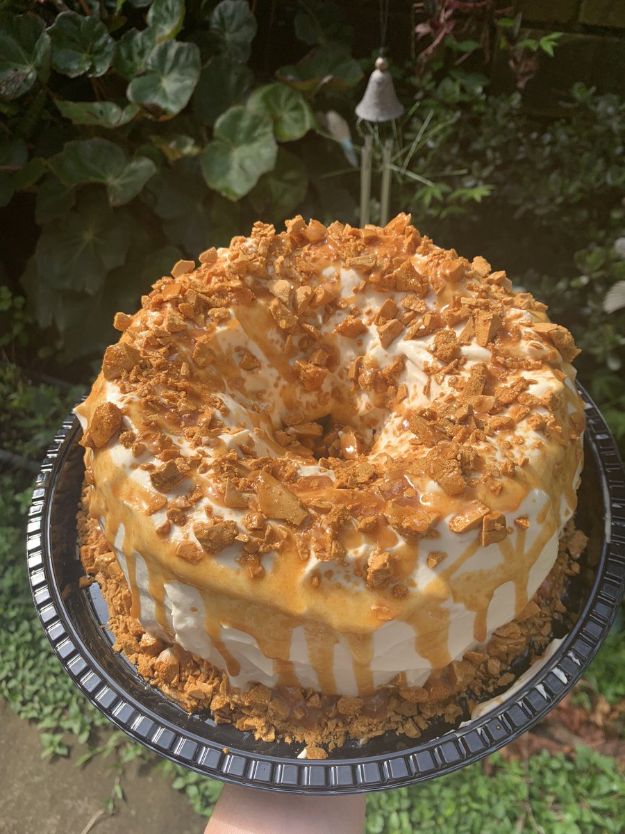 Buenass! Hace poco empecé mi página de queques en Instagram, de momento hago pocas recetas, pero lo principal es el queque cristal. Les dejo unas fotos del cristal y el perfil de insta por si me quieren seguir🫡😎. instagram.com/bissio_cakes?i…