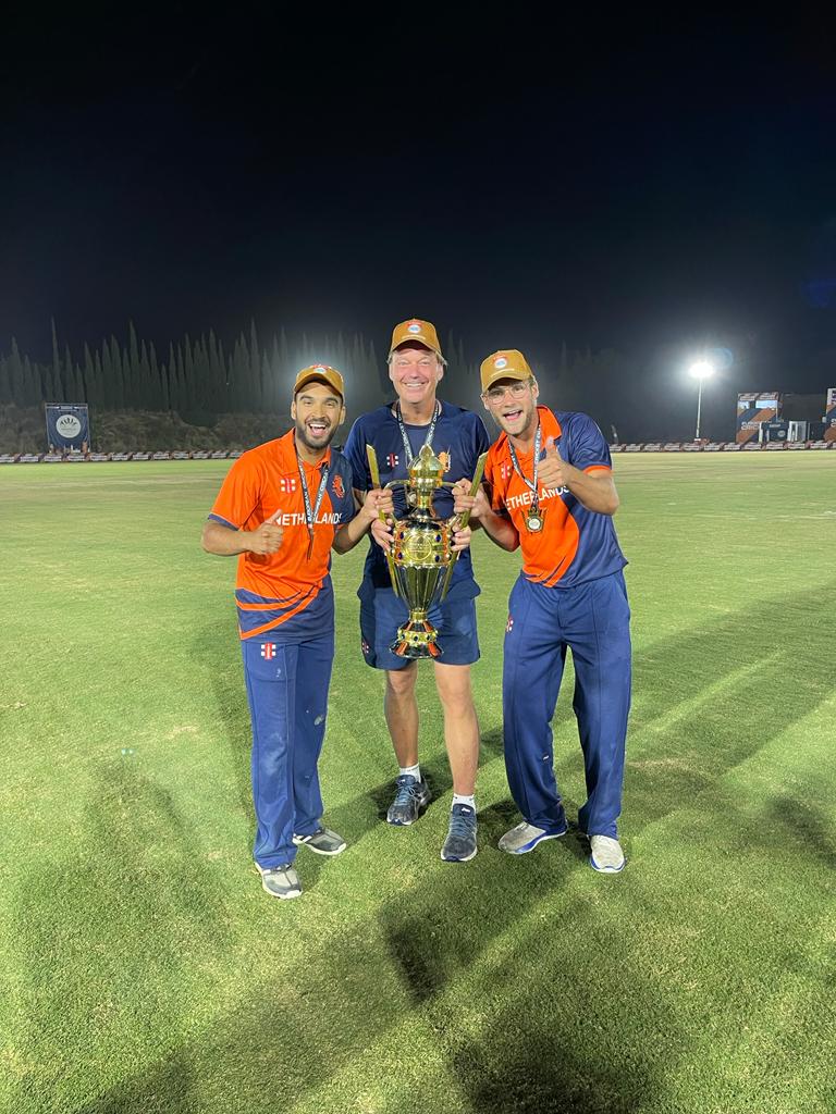 We wensen "the men in orange" van @KNCBCricket natuurlijk alle succes morgen in de allesbeslissende wedstrijd tegen <a href="/cricketsrilanka/">Srilankacricket</a>. 
Ter inspiratie terug naar vorige week: de vreugde van drie Europees kampioenen T10 (<a href="/iammusatmm/">Musa Nadeem Ahmad</a> <a href="/TBMdeleede/">Tim de Leede</a> <a href="/viviankingma/">vivian kingma</a>) . Go for it, boys!