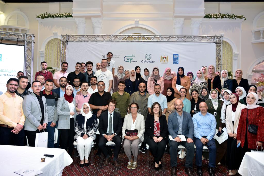 UNDPPalestinian's tweet photo. With Norway funds 🇧🇻 and in partnership with @GGatewaySE , UNDP celebrated the closing of the Education for E-employment in #Gaza

🧑‍🎓👩‍🎓 126 trainees 
💻 +3000 hrs of training
💰 US$ 81,571 earned by the trainees from online jobs they obtained
#EconomicEmpowerment 
#sustainable https://t.co/369WpzzI1B
