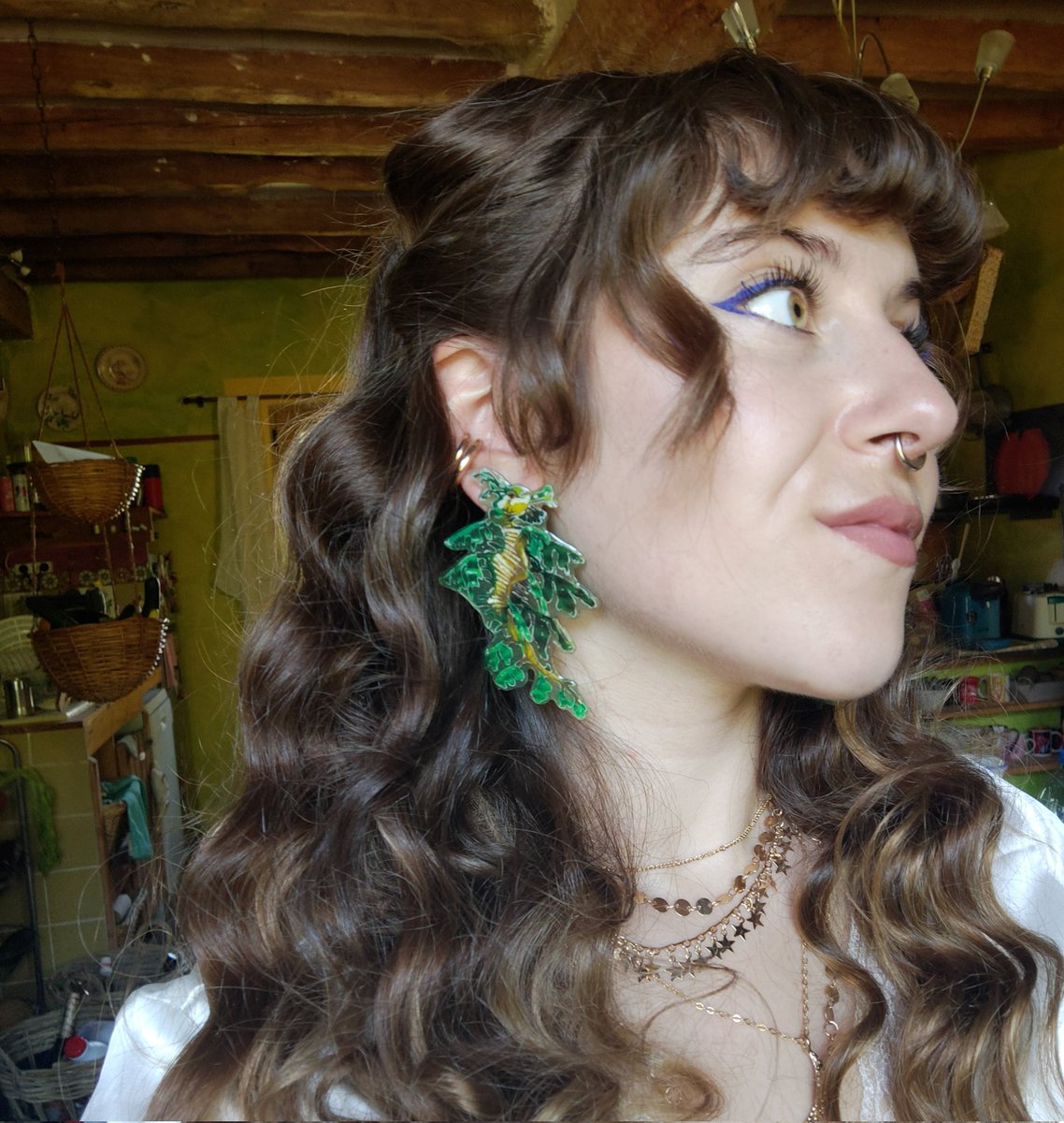 Je saute dans le wagon ! 
Il me manque 22 abonnés pour arriver à 200 🚂 

Je fais des bijoux, surtout des boucles d'oreilles en plastique fou et résine mais je fais aussi des illustrations et de la broderie ! 🌞