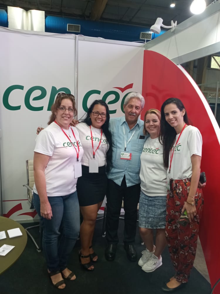 cenceccuba's tweet photo. El querido @DrDuranGarcia visitó nuestro Stand y compartió con nuestro equipo sobre los ensayos clínicos realizados durante la pandemia.
Gracias por visitarnos.
#cencec #SaludParaTodos https://t.co/oc5q82ZqmG