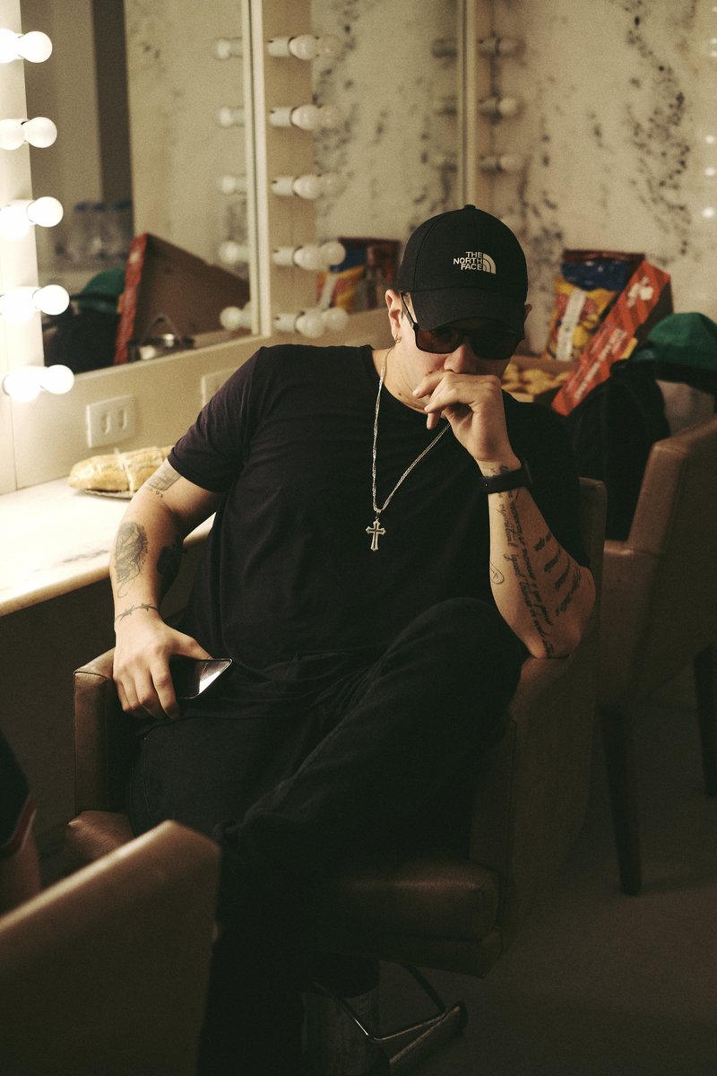 O que vocês acham que passa na cabeça do @Nog_CostaGold antes de entrar no palco? 💭

#costagold #nog #rapnacional #backstage