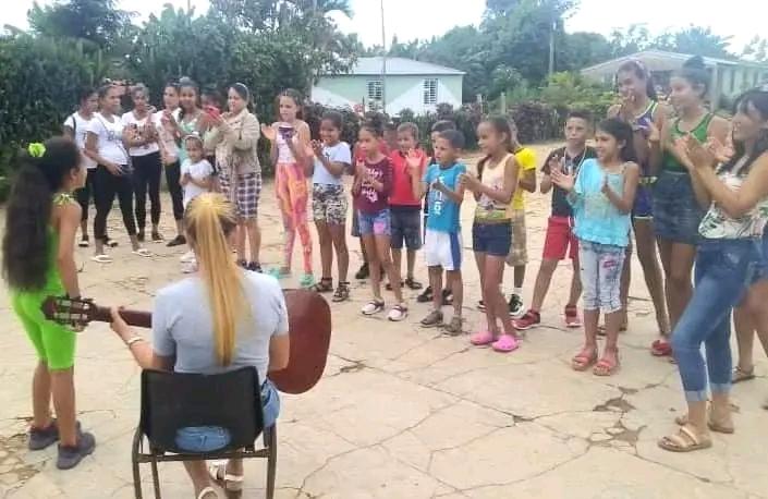Venadita65's tweet photo. Y en #Guantánamo, instructora Sandra Borges en #Veril en #Maisí, desarrolla activa labor de formación artística y trabajo comunitario, q dedica al aniversario de la Brigada José Martí de Instructores de arte y a la #JornadaCulturaCubana (10-20/Oct)
F/ CulturaMaisi https://t.co/heswTs4Wdo