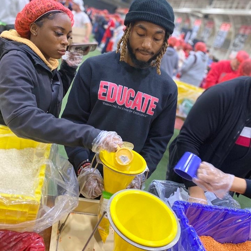 SocialChangeOSU's tweet photo. Hundreds of volunteers gathered to pack over 100,000 meals in two hours through KIDS AROUND THE WORLD! The meals will be donated with the help of the @osue_franklincounty and @OhioStateFB Thank you @tracylstuck because @socialchangeosu was there! O-H! @cbsc_osu @studentlifeosu https://t.co/a12eK0fiS9