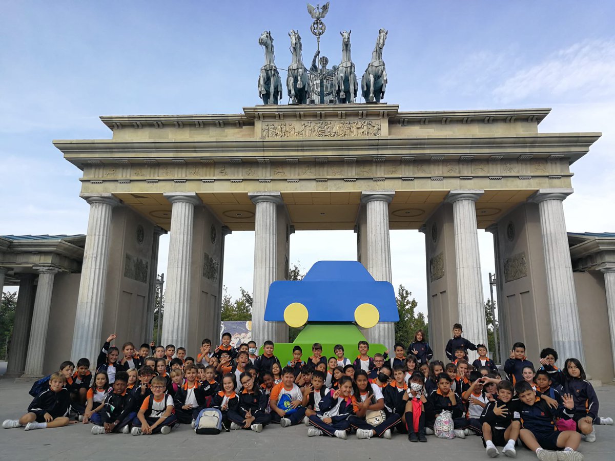 nazaretoporto's tweet photo. ¡Día de aprendizajes especiales para los alumnos de #3EP! Excursión 🔝 para conocer monumentos en el #ParqueEuropa y descubrir el cuerpo humano visitando @LaMujerGigante https://t.co/tENhiapPxZ