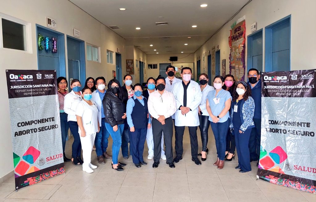 Juris01_VC's tweet photo. Los @SSO_GobOax, a través de la #JSVC, llevaron a cabo el arranque formal de las Unidades Médicas, en el Centro de Salud Urbano número Dos, para que incluyan en su catálogo de atenciones la Interrupción Legal del Embarazo, esto en el marco de la legalidad vigente. https://t.co/paWB8aIxON
