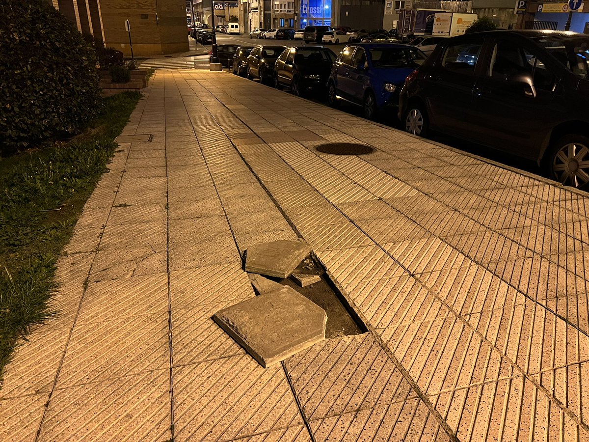nachrico's tweet photo. Ciudá Naranco. Esto lleva así más de 6 meses. Primero le brotó un cono, luego una valla, ahora la nada. Si fuera la calle Uría taba arregláu en 5 min. A ver si nos dejamos de pijadas de convenios con fundaciones madrileñas y nos preocupamos de atender a los barrios @aytoviedo https://t.co/KCRpEblyah