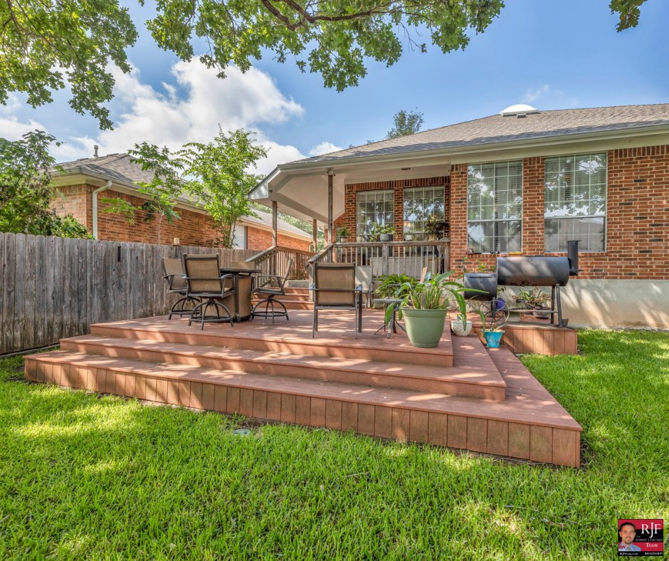 RJFischerTeam's tweet photo. How can you not be outside in this gorgeous weather? One of the many reasons to have an inviting outdoor space like this!

See more here: https://t.co/MULoWdSECu
#Patio #Firepit #WhiteCabinets #Floorplan #AustinHomesForSale #RoundRockRealEstate #RoundRockRealtor #AustinTx https://t.co/XWVAa6ZLES