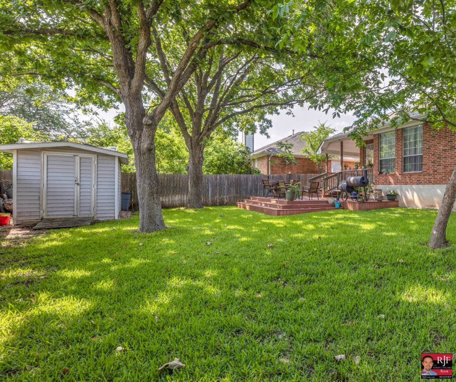 RJFischerTeam's tweet photo. How can you not be outside in this gorgeous weather? One of the many reasons to have an inviting outdoor space like this!

See more here: https://t.co/MULoWdSECu
#Patio #Firepit #WhiteCabinets #Floorplan #AustinHomesForSale #RoundRockRealEstate #RoundRockRealtor #AustinTx https://t.co/XWVAa6ZLES