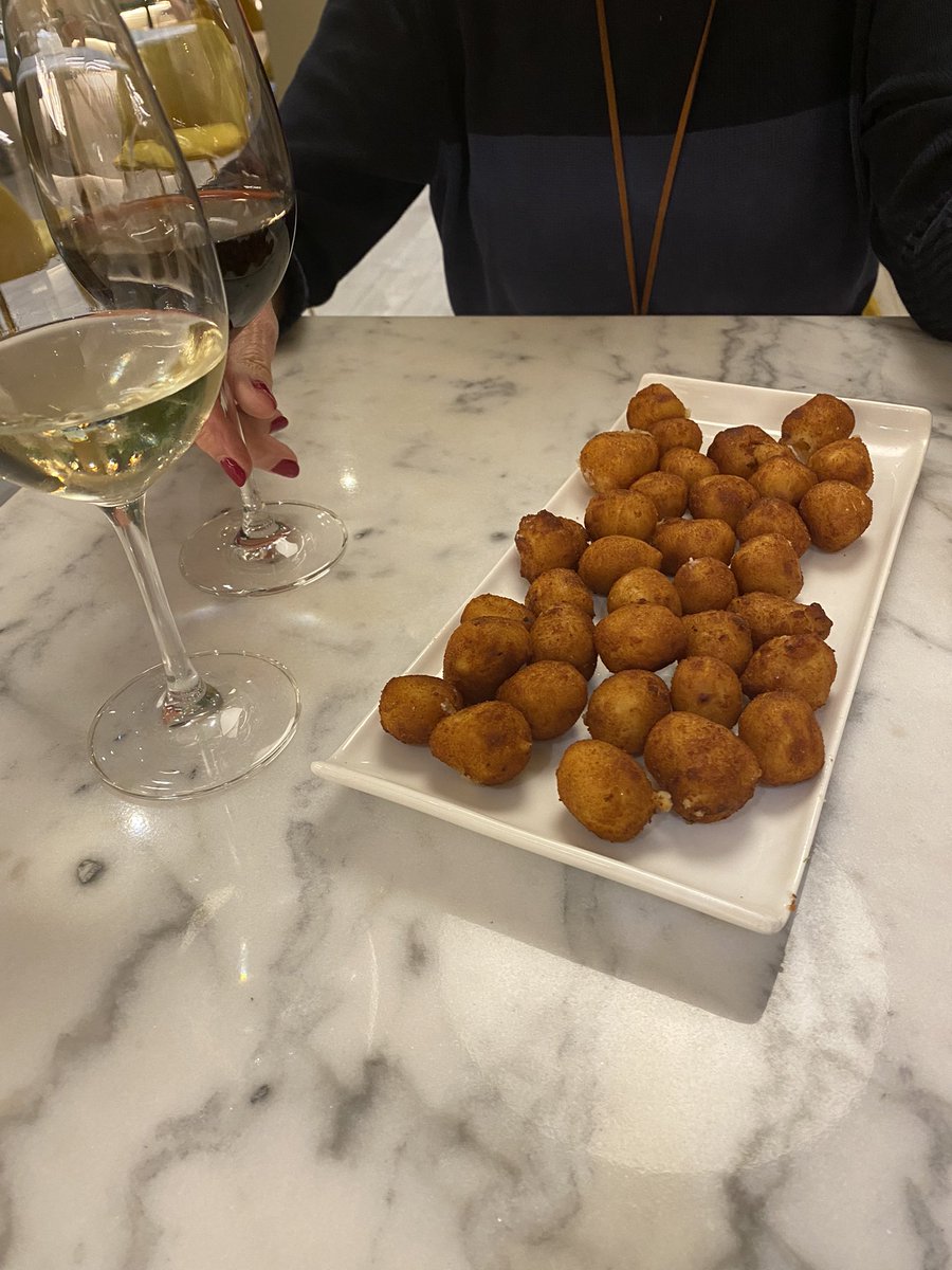 lahijadelareyes's tweet photo. El mítico restaurante Navarra de Estella (donde celebraron la boda mis padres) ha abierto sede en Pamplona y la Reyes y yo hemos venido a ver si los fritos siguen a la altura. Esto es una única ración de croquetas (6€). Voto favorable. Veremos el gorrín. https://t.co/qeZ8GYu9XT