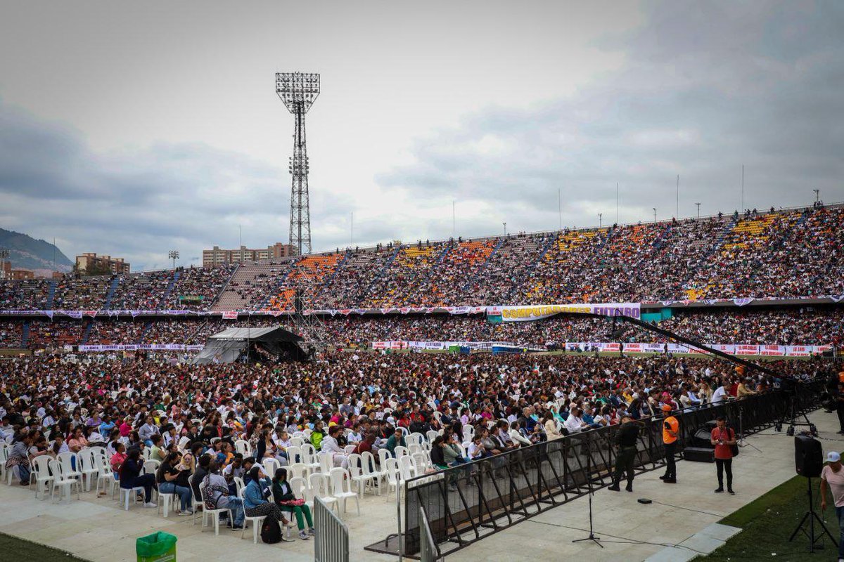 diamaov's tweet photo. Holi @NoticiasRCN, entregamos 25.000 computadores. Les mando fotos por si se les borró el archivo. https://t.co/duBVe41yGy