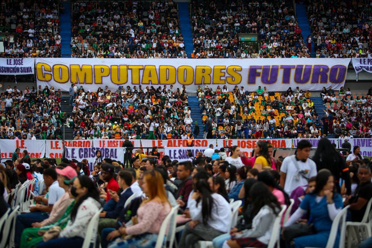 diamaov's tweet photo. Holi @NoticiasRCN, entregamos 25.000 computadores. Les mando fotos por si se les borró el archivo. https://t.co/duBVe41yGy