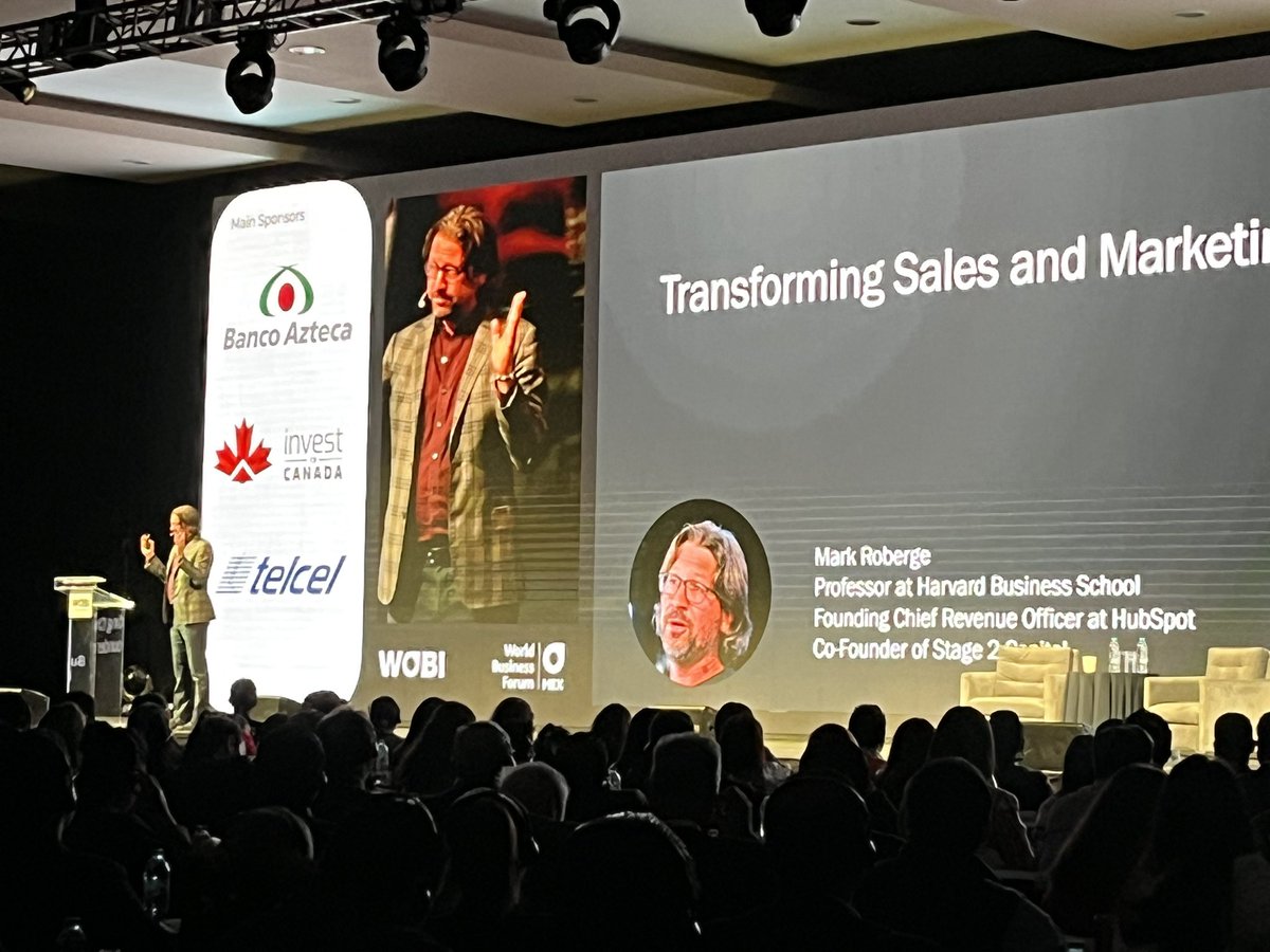 “¿Cuánto tiempo le dedicamos hablándole a la fuerza de ventas sobre nuestros productos? ¿No deberíamos invertir incluso más contándoles de nuestros clientes y sus necesidades?” - Mark Roberge