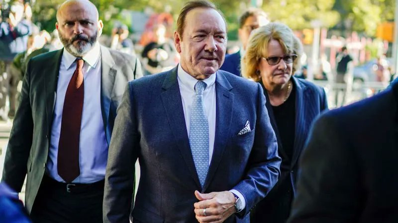 EmmaPeel_Knight's tweet photo. #USA🇺🇸#NewYork @KevinSpacey ´s lawyers have tried to convince the jury in #Manhattan, that actor #AnthonyRapp fabricated his claim, because he was #bitterly #envious of #Spacey's success.
#Rapp desperately wanted #Spacey's career: the hit films, the plum roles, the 2 Oscars.
👇 https://t.co/ZHIIyyZTBD