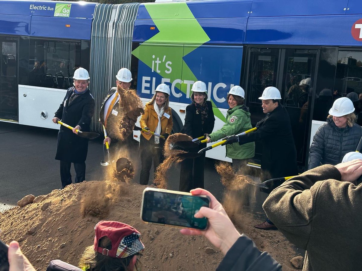 nathan_bakken's tweet image. Exciting day in the east metro of the Twin Cities. METRO Gold Line construction is underway! Looking forward to more fast, frequent, and all day transit! #busrapidtransit #metrotransitmn #goldlinemn