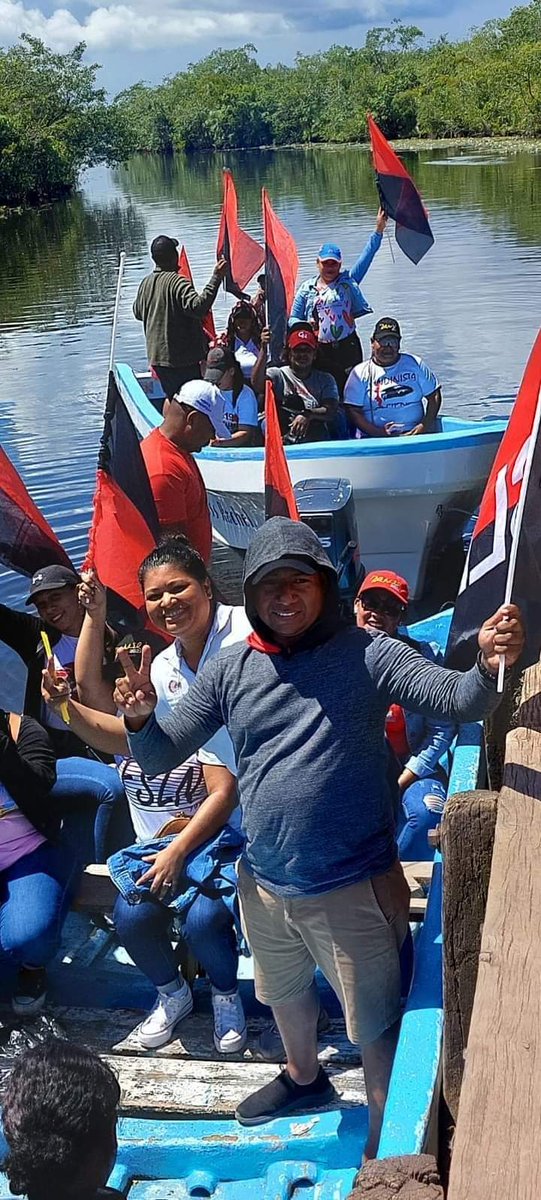 AleydaLopezC's tweet photo. Las comunidades mískitas del litoral del caribe Norte vía acuática se desplazaron para wawa Boom para la celebrar la inauguración del puente .
Por más progreso y paz .
#2022PuebloVictorioso 
#LeonRevolucion. https://t.co/9f5iPa5efI