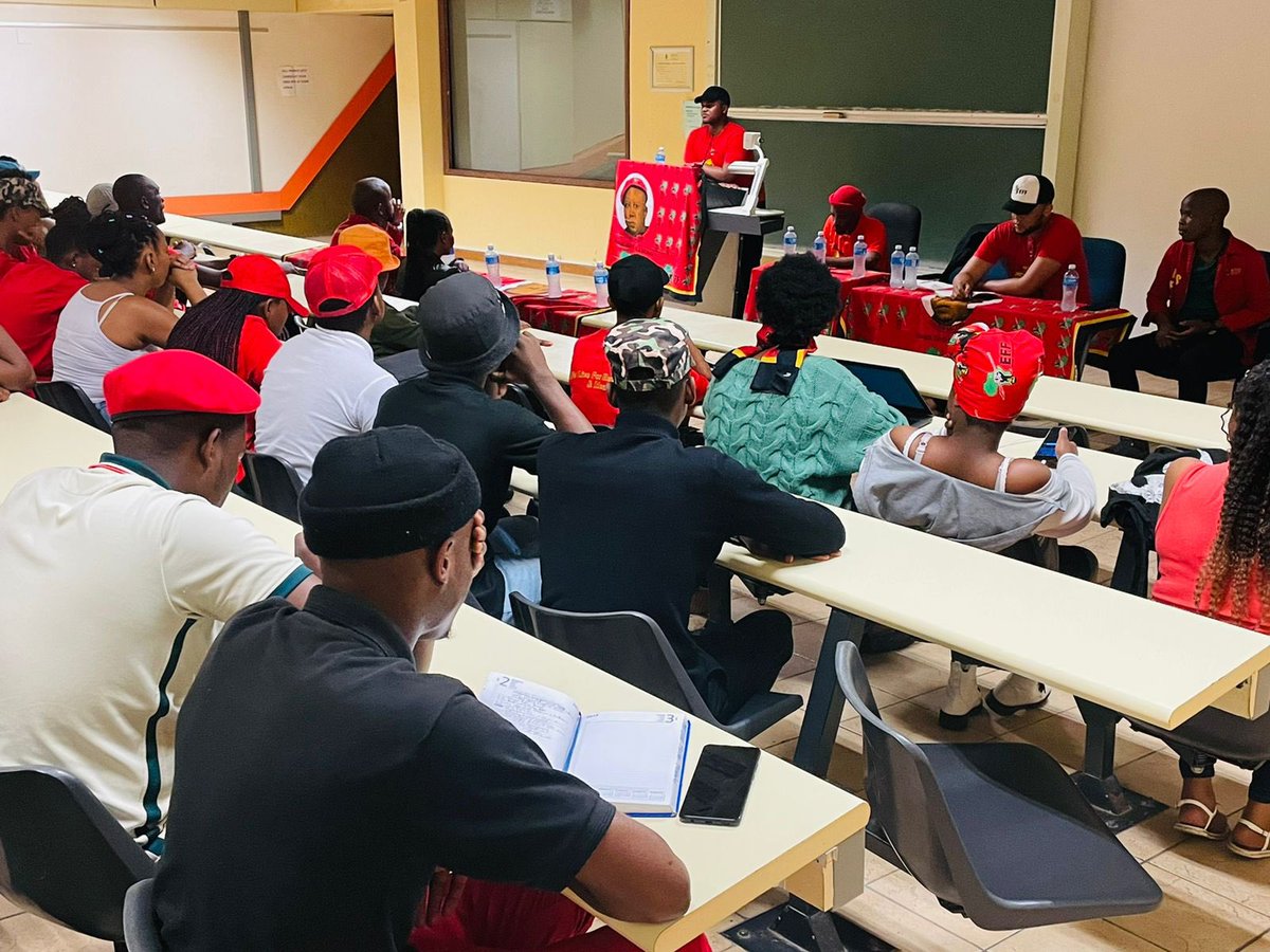 EFFYouthCommand's tweet photo. ♦️Pictures♦️

Head of Presidency, Commissar @vuyanipambo, convening a preparatory meeting with the EFFSC President, CSCT, PSCT, BSTTs &amp; SRC deployees of the University of KwaZulu-Natal (UKZN) ahead of the #EFFSCSiyabongaRally addressed by  EFF President, CIC @Julius_S_Malema  📍 https://t.co/5rRE9cLblU
