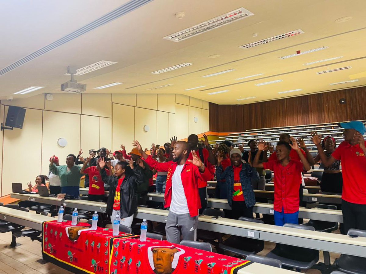EFFYouthCommand's tweet photo. ♦️Pictures♦️

Head of Presidency, Commissar @vuyanipambo, convening a preparatory meeting with the EFFSC President, CSCT, PSCT, BSTTs &amp; SRC deployees of the University of KwaZulu-Natal (UKZN) ahead of the #EFFSCSiyabongaRally addressed by  EFF President, CIC @Julius_S_Malema  📍 https://t.co/5rRE9cLblU