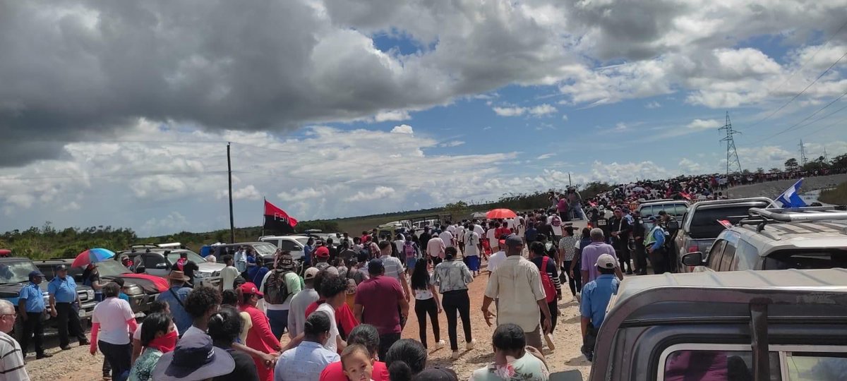 AleydaLopezC's tweet photo. Las comunidades mískitas del litoral del caribe Norte vía acuática se desplazaron para wawa Boom para la celebrar la inauguración del puente .
Por más progreso y paz .
#2022PuebloVictorioso 
#LeonRevolucion. https://t.co/9f5iPa5efI