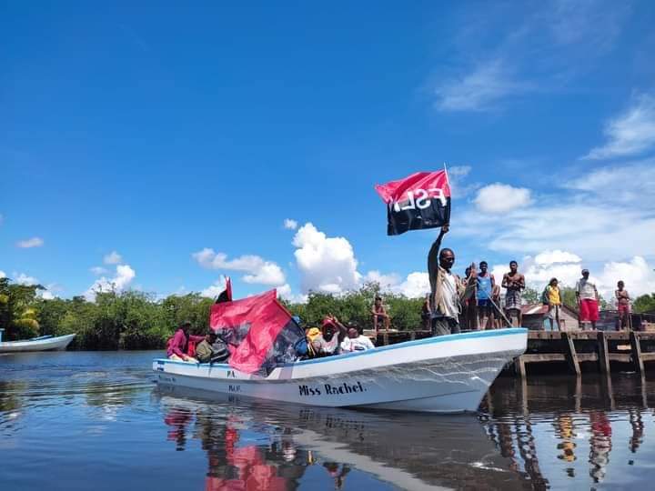 AleydaLopezC's tweet photo. Las comunidades mískitas del litoral del caribe Norte vía acuática se desplazaron para wawa Boom para la celebrar la inauguración del puente .
Por más progreso y paz .
#2022PuebloVictorioso 
#LeonRevolucion. https://t.co/9f5iPa5efI