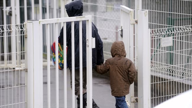 BFMTV's tweet photo. Des écoliers mis à l'abri après des tirs de chasseurs près d'un établissement d'Amiens
https://t.co/q5sahNVRJI https://t.co/cKaBmuDflc