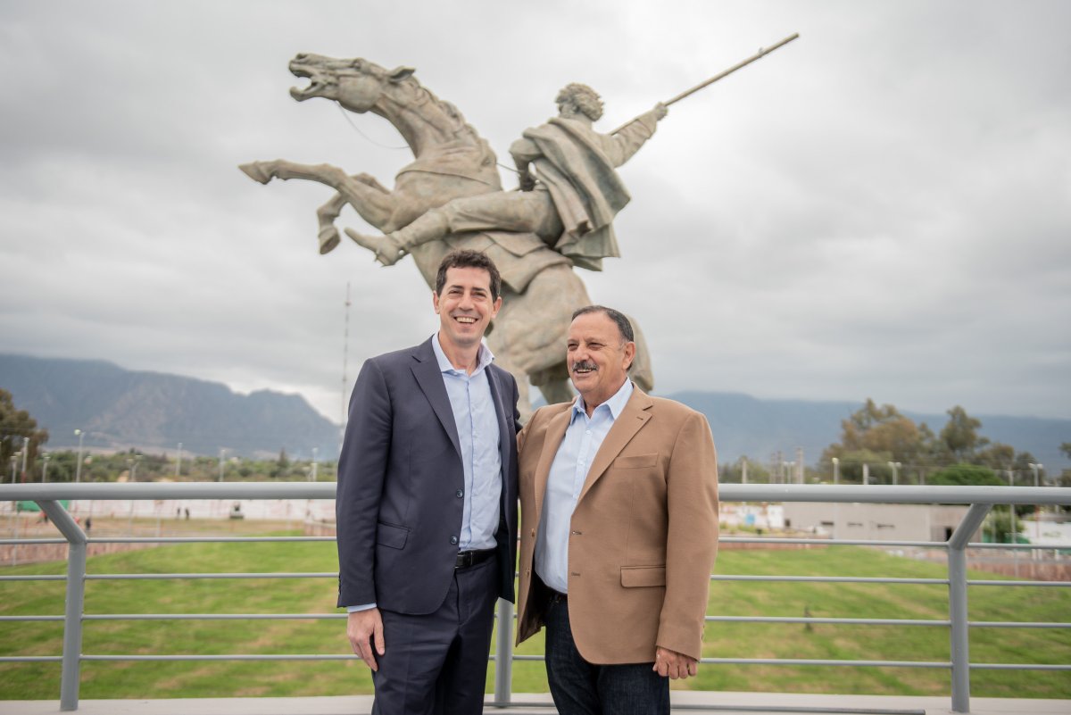 wadodecorrido's tweet photo. En la ciudad de La Rioja, con @quintelaricardo recorrimos la obra del Parque de las Juventudes, un espacio público de cultura, naturaleza y deporte. Y entregamos diplomas a brigadistas del Ejército especializados en manejo y prevención de incendios forestales. https://t.co/j1MOHwKccV